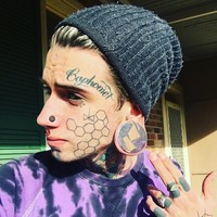 Lewat postingan Instagram yang kini sudah memiliki 52 ribuan follower, Ethan ingin menekankan agar orang-orang tidak selalu menilai seseorang dari penampilan luarnya saja. Foto: Instagram/@ethanmodboybramble