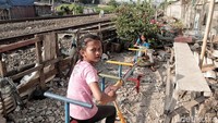 Namun, taman bermain ini terletak persis di pinggir rel kereta api yang berbahaya untuk anak-anak jika bermain tanpa pengawasan orang dewasa.