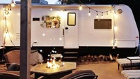 Harga sewa yang tinggi di California mendorong Dino dan Ashley Petrone dari Arrows and Bow untuk mencari tempat tinggal alternatif. Mereka memutuskan untuk mengubah sebuah mobil camper menjadi rumah mungil seluas 180 m2 bagi keluarga mereka. Inhabitat/Istimewa.