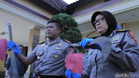 Dirman Jurianto (29) nekat membantai ibu kandung, Enung Juhariyah (60) dan istrinya Hera (30), menggunakan cangkul dan sabit. Motifnya adalah masalah keluarga. / Foto: Grandyos Zafna