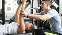 Latihan kedua adalah dumbbell chest press. Caranya dengan berbaring dan tekuk lutut Anda. Selanjutnya, angkat lengan Anda ke atas dan ke bawah sambil menekuk siku. Foto: Thinkstock