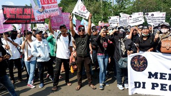 Mereka menuntut pembatalan aturan mengenai pembatasan registrasi sim card.