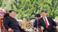 Kepada Presiden Xi, Kim Jong-un mengatakan pihaknya berharap pihak-pihak terkait akan mengambil langkah-langkah yang bertahap dan sinkron untuk mewujudkan denuklirisasi dan perdamaian lestari di Semenanjung Korea. (KCNA via Reuters)