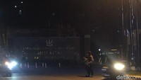 Pantauan detikcom di lokasi, Selasa (8/5/2018) sekitar pukul 23.50 WIB, ada sembilan polisi yang berjaga di depan rutan Mako Brimob. Mereka terlihat mengenakan senjata laras panjang. 