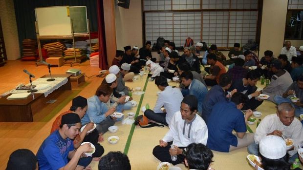 Guyubnya Menyiapkan Takjil di Hamamatsu Jepang