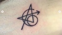 Ia membuat tato logo Avengers di lengan kanannya itu. (Dok. Instagram/robertdowneyjr)