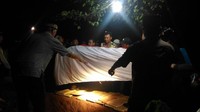 Upacara pemakaman dipimpin oleh Kapolres Bekasi Kota Kombes Indarto. Menurut pihak keluarga, Bripka Denny sempat menjadi bagian Satres Narkoba Polres Bekasi. (Foto: Samsudhuha Wildansyah/detikcom)