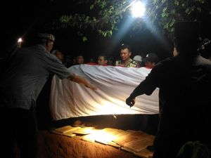 Keluarga dan Rekan Antar Bripka Denny ke Peristirahatan Terakhir