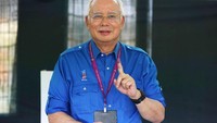 Perdana Menteri Malaysia, Najib Razak, telah menggunakan hak suaranya di Pekan, Pahang. Najib tampak memamerkan jari telunjuk kirinya yang telah dicelupkan ke tinta, usai memilih. Sebelumnya, PM Najib juga mengucapkan selamat memilih kepada rakyatnya melalui akun twitternya. Athit Perawongmetha/Reuters.