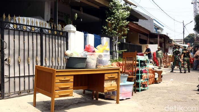 Warga yang tinggal di Kompleks Kodam Jaya, Tanah Kusir, Jakarta Selatan, mulai mengosongkan rumahnya, Rabu (9/5/2018).