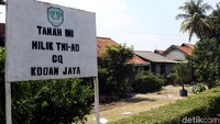 Rumah dinas yang dikosongkan itu dihuni oleh prajurit yang sudah pensiun.