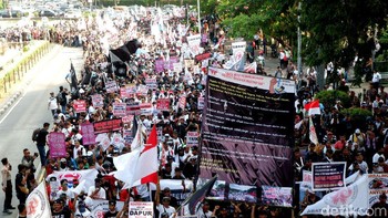 Para pedagang SIM card long march dari Patung Kuda menuju Istana Negara.