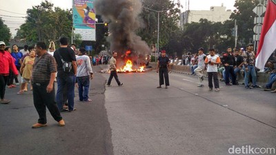 Potret Aksi Warga Bakar Ban yang Bikin Macet Pondok Indah