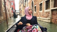 Kota Venesia di Italia juga menjadi salah satu destinasi yang didatangi Uyaina. Mampir ke Venesia, tentu kurang lengkap tanpa naik gondola dan menyusuri kanal (@uyainaarshad/Instagram) 