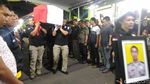 Foto: Jenazah Bripka Deni Diberangkatkan ke Pemakaman