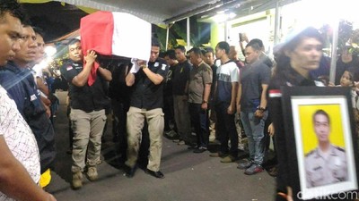 Foto: Jenazah Bripka Deni Diberangkatkan ke Pemakaman