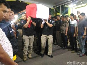 Foto: Jenazah Bripka Deni Diberangkatkan ke Pemakaman