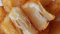 Netizen yang satu ini mengunggah foto singkong goreng yang enak. Lihat nih, paduan singkong yang gurih dengan tekstur yang empuk sangat nikmat disantap dengan secangkir kopi. Foto: Instagram @mel_knk