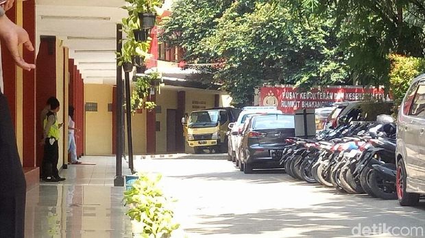 Peti jenazah diturunkan dari truk