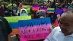 Foto: Demo Tuntut Istri Bos Abu Tours Jadi Tersangka