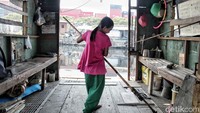 Memang seharusnya gadis kecil seperti Dian lebih banyak menghabiskan waktunya untuk bermain dan belajar. Tetapi untuk anak-anak yang kurang beruntung seperti dirinya, Dian lebih memilih mencari uang untuk dapat membantu meringankan beban orang tuanya.