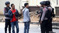 Polisi bersenjata lengkap membatasi siapa pun yang tak berkepentingan untuk melintas dan masuk.