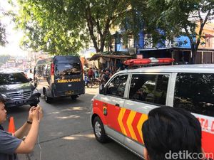 Tambah 5 Mobil, Total 7 Ambulans Masuk ke Mako Brimob