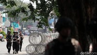 Polisi memperketat penjagaan di depan Mako Brimob.