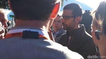 Sundar yang dikawal beberapa bodyguard berbadan besar tampak meladeni pertanyaan-pertanyaan dengan sabar. Foto: detikINET/Fino Yurio Kristo