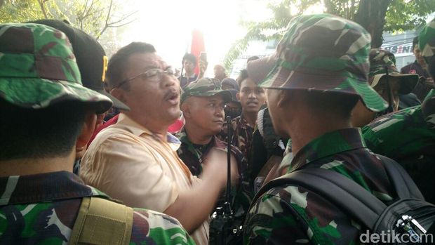 Sempat terjadi aksi dorong-dorongan antara warga dan aparat