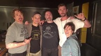 Tak hanya ia, para bintang lainnya seperti Jeremy Renner, Scarlett Johansson dan Chris Hemsworth juga tampak membuat tato serupa. (Dok. Instagram/robertdowneyjr)