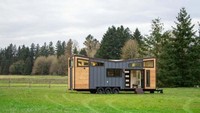 Kalau diperhatikan dari jauh, desain rumah Breezeway ini tampak kasar tapi sangat keren isi pembagian ruang di dalamnya. Inhabitat/Istimewa.