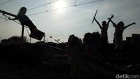 Inisiatif dan kreativitas warga Kampung Bahari dalam membuat taman bermain anak dapat memberikan ide baru bagi pemerintah daerah untuk mengembangkan area terbuka yang tidak hanya ramah lingkungan tetapi juga ramah untuk anak-anak.