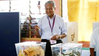 Mahathir yang merupakan pemimpin koalisi oposisi Pakatan Harapan terus menyebar senyum saat tiba di tempat pemungutan suara (TPS) di Titi Gajah, Kedah, Malaysia. Lai Seng Sin/Reuters.