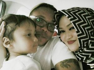 Momen Harmonis Sule, Istri dan Keempat Anaknya