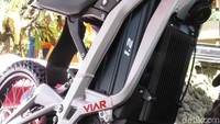 Viar E-Cross diperkenalkan dengan dua varian, yakni Advance dan Lite. Untuk E-Cross Advance disematkan baterai berkapasitas 60 volt/32 AH, sedangkan E-Croos Lite dibekali baterai berkapasitas 48 Volt/25 AH. Foto: Khairul Imam Ghozali