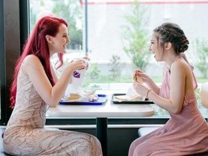 Begini Pose Remaja Cantik yang Lakukan Foto Kelulusan di Taco Bell