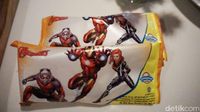 Penggemar Avengers Rasakan Serunya Makan Es Krim Karakter Iron Man