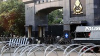 Sebelumnya, para napi teroris merusuh di Rutan Mako Brimob. Para napi menyerang polisi yang sedang melakukan tugas dan merebut senjata api.