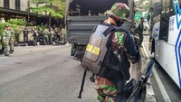 Foto: Sejumlah mobil dan bus tentara juga ada di lokasi. Fotografer: Carlo Venansius Homba/detikcom