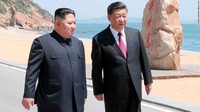Apa yang dibicarakan oleh Kim Jong-un dan Xi Jinping, lapor kantor berita resmi Cina, mencakup rencana denuklirisasi di Semenanjung Korea sebagai tindak lanjut dari KTT antar Korea. (Foto: Dok. Ju Peng/Xinhua/newscom via CNN)