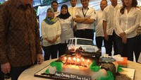 Merayakan ulang tahunnya pada 30 Juni 2016 lalu, Ahok mendapat kejutan sebuah kue super besar yang unik. Di atas kuenya ada mobil juga, keren! Foto: instagram @basukibtp