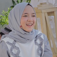 Salah satu ciri khas Nisa adalah memakai anting yang ia perlihatkan di bagian luar hijabnya. Ia kerap terlihat memakai beragam jenis anting unik. Foto: Instagram/nissa_sabyan