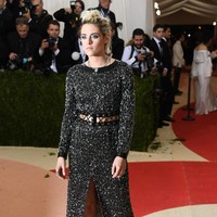 Dua tahun lalu, Kristen Stewart mencuri perhatian dengan gaun panjang Chanel berbelahan tinggi pada bagian rok. (Foto: Getty Images)
