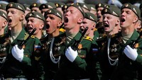 Rusia juga menyertakan beberapa senjata baru mereka dalam parade tersebut. (Foto: Dok. Maxim Shipenkov/Pool via REUTERS)