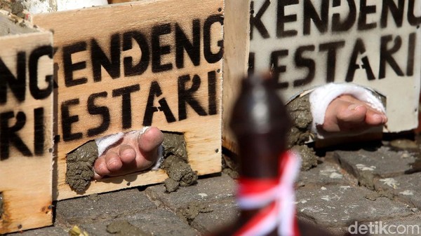Tolak Pabrik Semen, Aksi Cor Kaki di Depan Kedubes Jerman