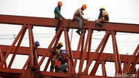 Pekerja melakukan proses pembangunan tol Becakayu Seksi 1A di Cipinang Melayu, Jakarta Timur.