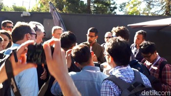 CEO Google Sundar Pichai menyempatkan diri menyapa wartawan dan langsung disambut bagai bintang. Foto: detikINET/Fino Yurio Kristo