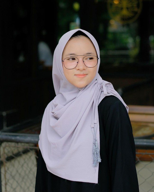 Nisa Sabyan sering mencoba berbagai gaya kaca mata. Ia padukan kaca matanya dengan gaya hijab yang sederhana seperti hijab segi empat atau khimar. Foto: Instagram/nissa_sabyan