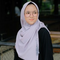 Nisa Sabyan sering mencoba berbagai gaya kaca mata. Ia padukan kaca matanya dengan gaya hijab yang sederhana seperti hijab segi empat atau khimar. Foto: Instagram/nissa_sabyan